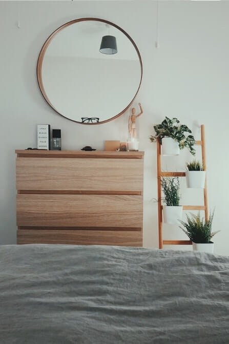 Biała ściana z lustrem Biała ściana z lustrem