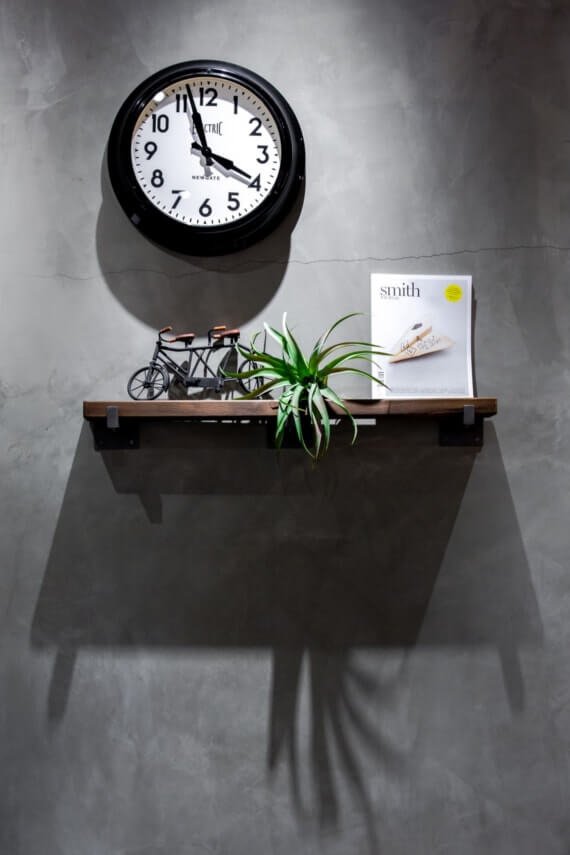 Ciemna betonowa ściana z czarnymi dekoracjami Ciemna betonowa ściana z czarnymi dekoracjami