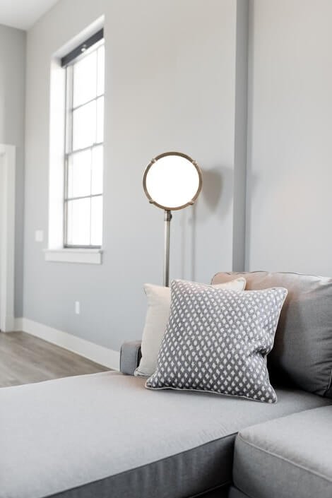 Delikatne dodatki do małego salonu w bloku Delikatne dodatki do małego salonu w bloku