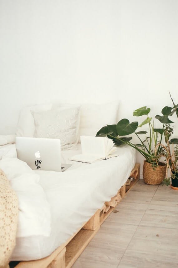 Drewniane elementy w białym pomieszczeniu Drewniane elementy w białym pomieszczeniu