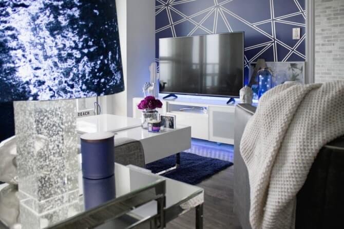 Granatowa ściana białe meble Granatowa ściana białe meble