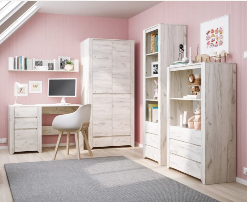 garderoba na poddaszu z dużym skosem