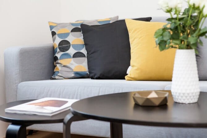 Intensywne kolory dodatków w małym salonie Intensywne kolory dodatków w małym salonie