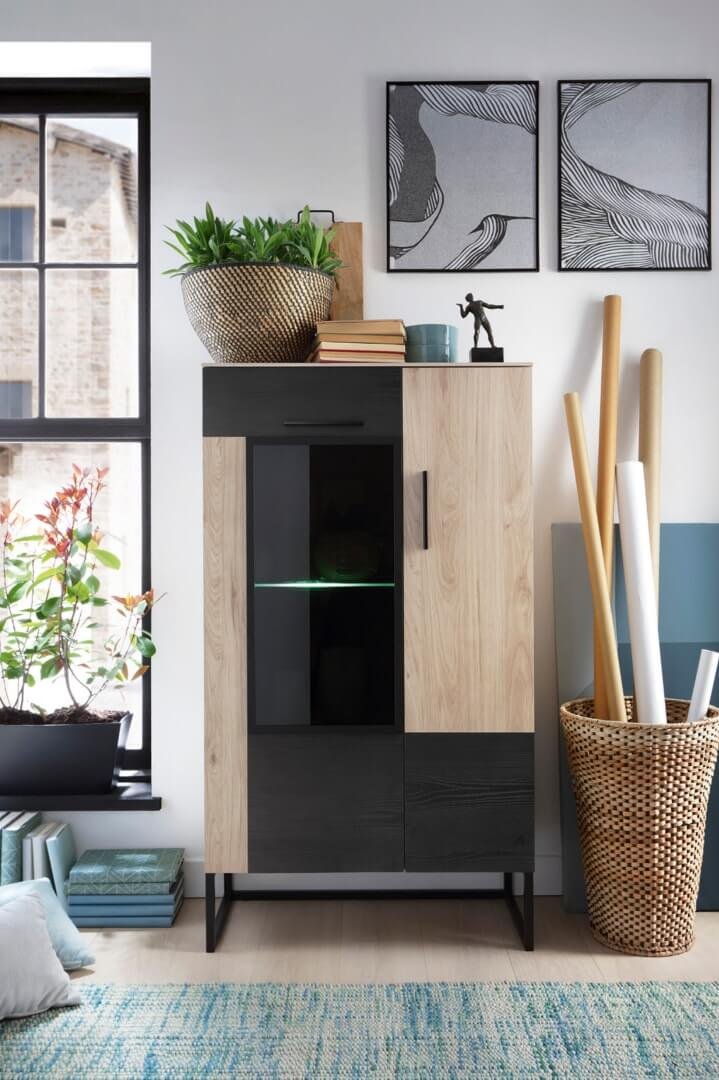 Komoda na metalowym stelażu Komoda na metalowym stelażu