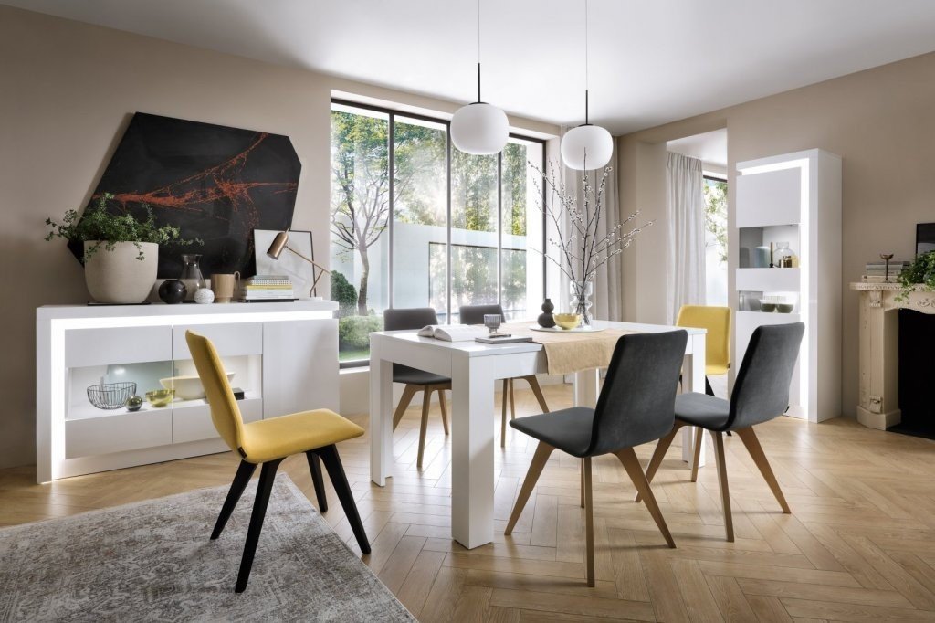 krzesła i stoły na przyjęcie świąteczne