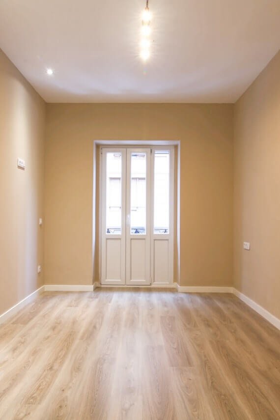 Optyczne powiększenie salonu - panele wzdłuż najdłuższych ścian