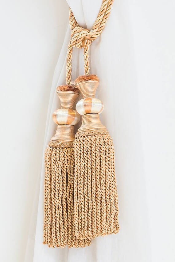 Ozdobne elementy zasłony w małym salonie Ozdobne elementy zasłony w małym salonie