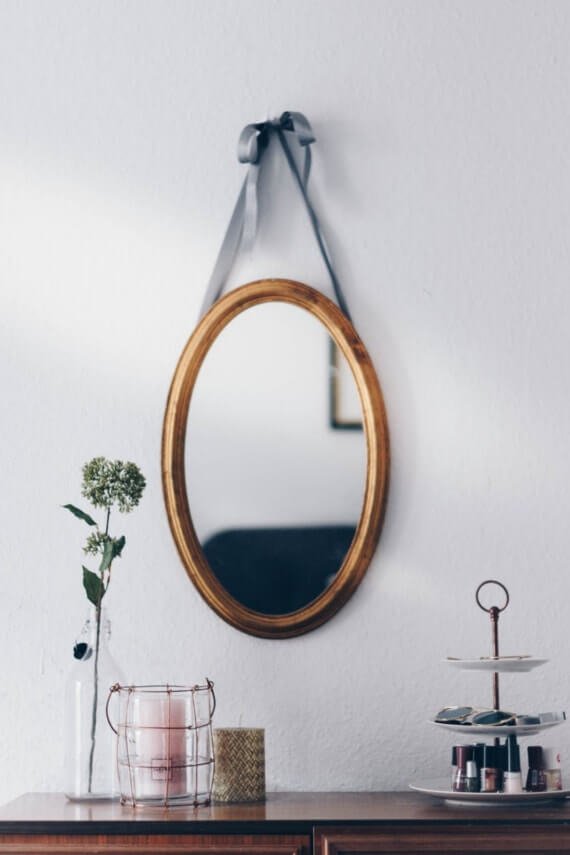 Ozdobne lustro w małym salonie Ozdobne lustro w małym salonie