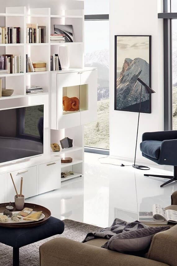 Regał zamiast ściany w pokoju dziennym