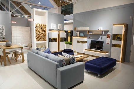 Targi Meble Polska 2017 - salon z jasnymi meblami Targi Meble Polska 2017 - salon z jasnymi meblami