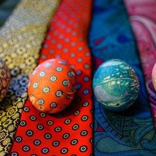 Zdobienie jajek wielkanocnych - wzorki z krawata Zdobienie jajek wielkanocnych - wzorki z krawata